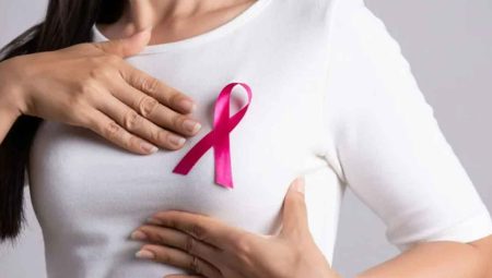 Meme kanseri gençleri de tehdit ediyor: Belirtileri yaşınıza bağlamayın